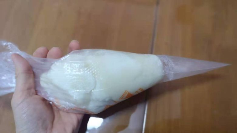 ㊙️无需烤箱🔥豆香浓郁的豆面糕,将面团搅拌均匀,装入裱花袋。