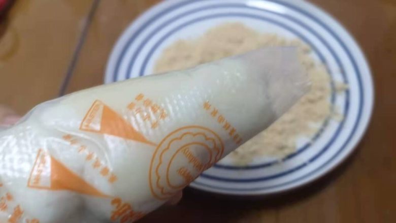 ㊙️无需烤箱🔥豆香浓郁的豆面糕,裱花袋剪个大口,将面团挤出一小段,用剪刀剪断。