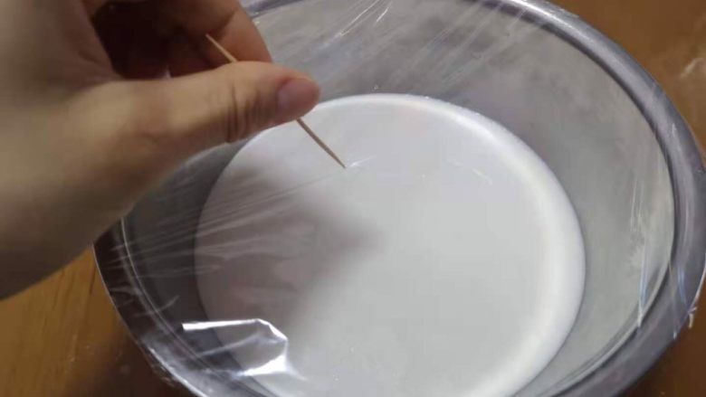 ㊙️无需烤箱🔥豆香浓郁的豆面糕,盖上保鲜膜,表面扎些小洞洞。