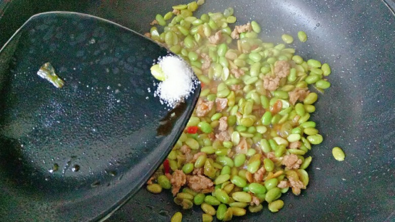 肉末青豆,根据自己口味加入适量盐调味，加点鲜鸡汁提鲜