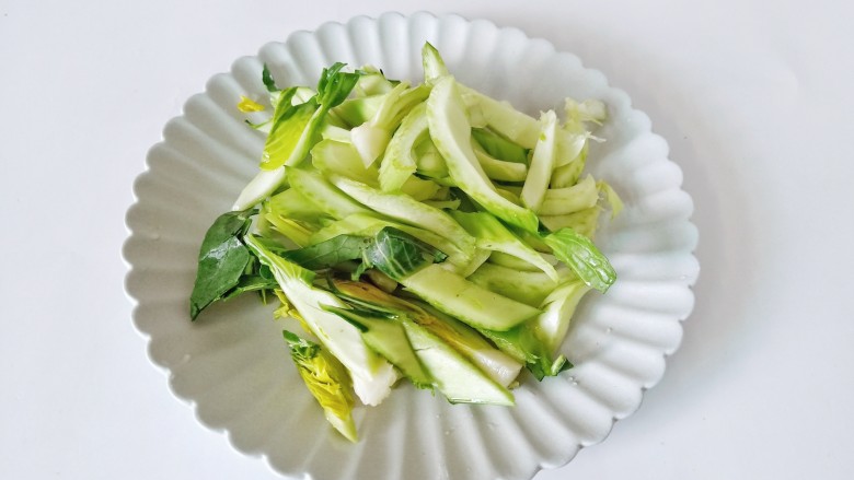 鸡 蛋炒乌冬面,<a style='color:red;display:inline-block;' href='/shicai/ 3517'>青菜</a>清洗好以后控干水分,斜着切成小段。
