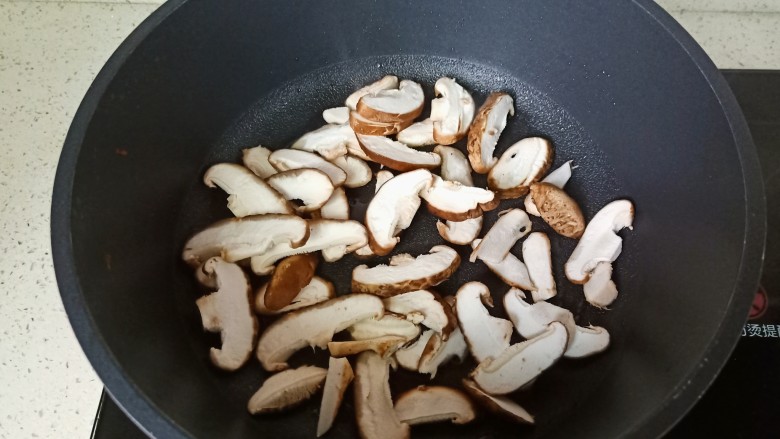 鸡 蛋炒乌冬面,锅里重新加入食用油,倒入香菇翻炒翻炒一分钟左右。