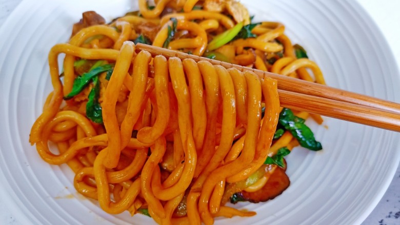 鸡 蛋炒乌冬面,酱香浓郁,味达美筋道爽滑!