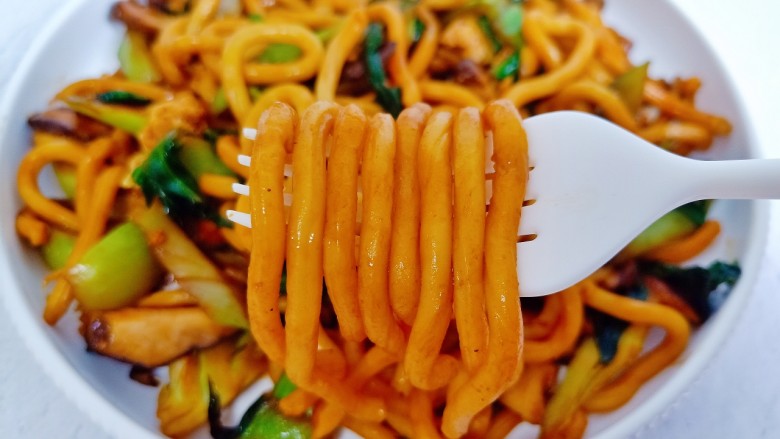 鸡 蛋炒乌冬面,太香了!
