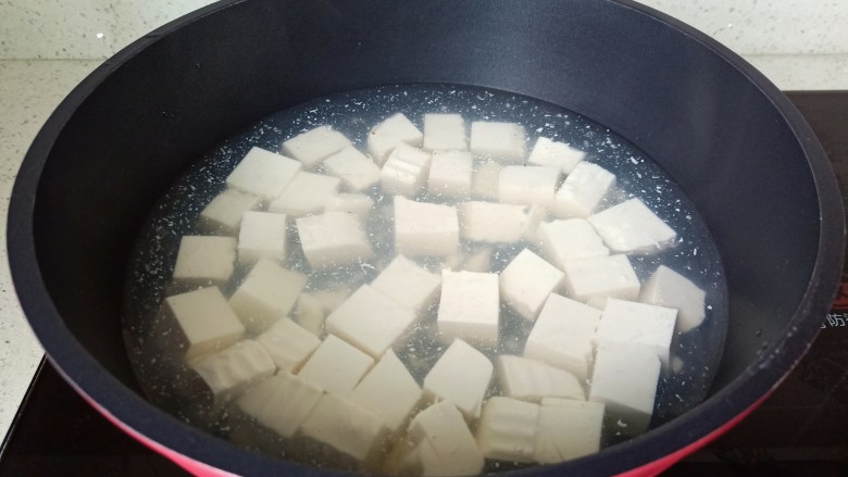 香辣鸭血,水沸后加入少量的盐,放入豆腐煮约1分钟,焯过水的豆腐捞出备用。