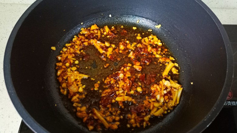 香辣鸭血,锅里加一点食用油放入蒜末,生姜炒香。加入郫县豆瓣酱一勺炒出香味。