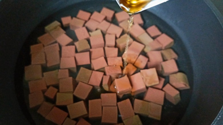香辣鸭血,鸭血冷水入锅。加一勺料酒,开大火焯水一分钟捞出备用。