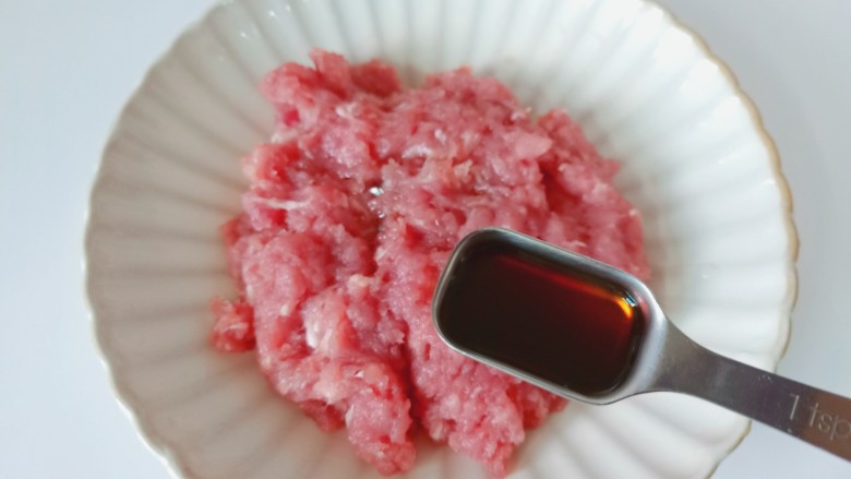 萝卜肉丸汤,把猪肉泥放入碗里,加料酒,蚝油,生抽。