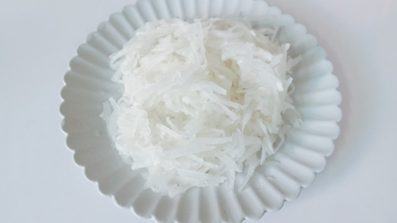 萝卜肉丸汤,把白萝卜洗净削皮,切片再切成细丝。