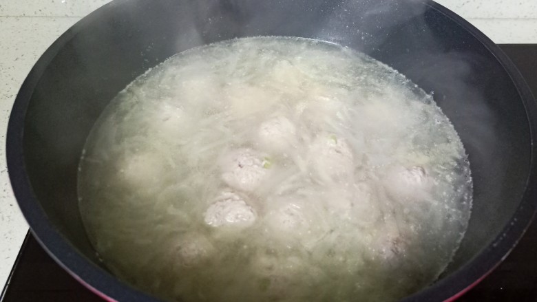 萝卜肉丸汤,转小火放入肉丸,等肉丸定型开中火煮。