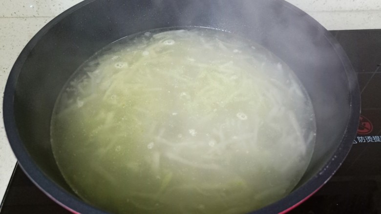 萝卜肉丸汤,加入适量的开水,开大火煮五分钟【开水可以让煮好的汤汁更加浓白。】