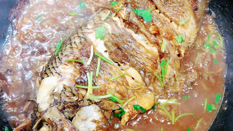 红烧罗非鱼,鱼炖好,撒上<a style='color:red;display:inline-block;' href='/shicai/ 131'>香菜</a>末即可出锅了。