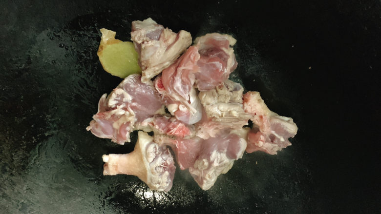 萝卜炖鸭肉,中小火煸炒,特别是把皮的一面朝下,煸炒紧实,煸出油脂。