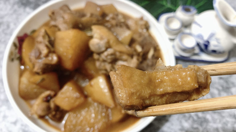 萝卜炖鸭肉,萝卜给鸭肉增添“蔬”适感,吃起来很不一样噢~