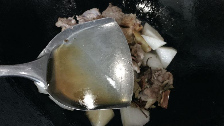 萝卜炖鸭肉,一勺<a style='color:red;display:inline-block;' href='/shicai/ 718'>料酒</a>