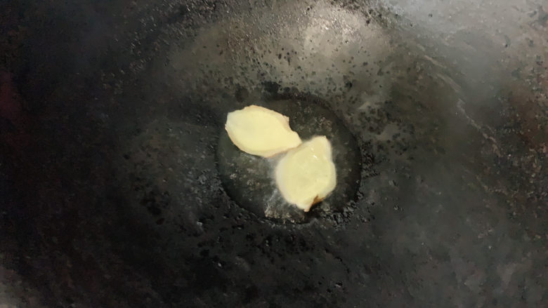 萝卜炖鸭肉,热油锅,加入姜片爆炒出香味