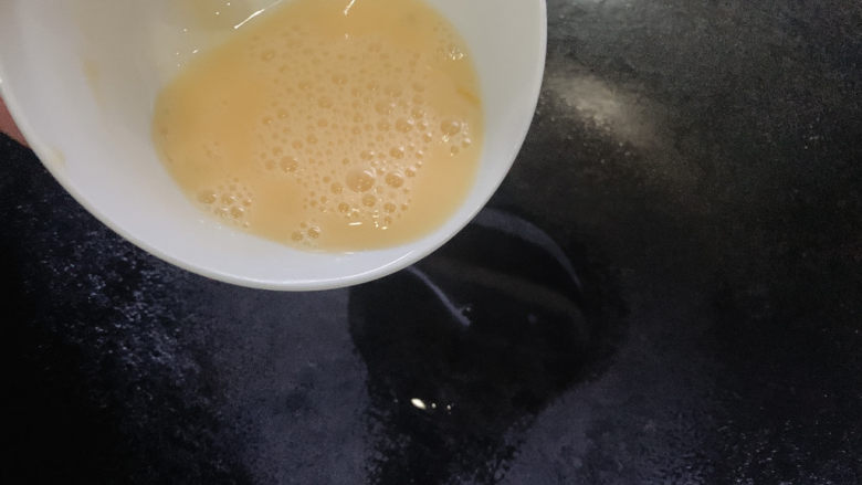 鸡蛋炒乌冬面,将一颗鸡蛋,打成鸡蛋液,提前入锅中翻炒成熟,炒成鸡蛋块。