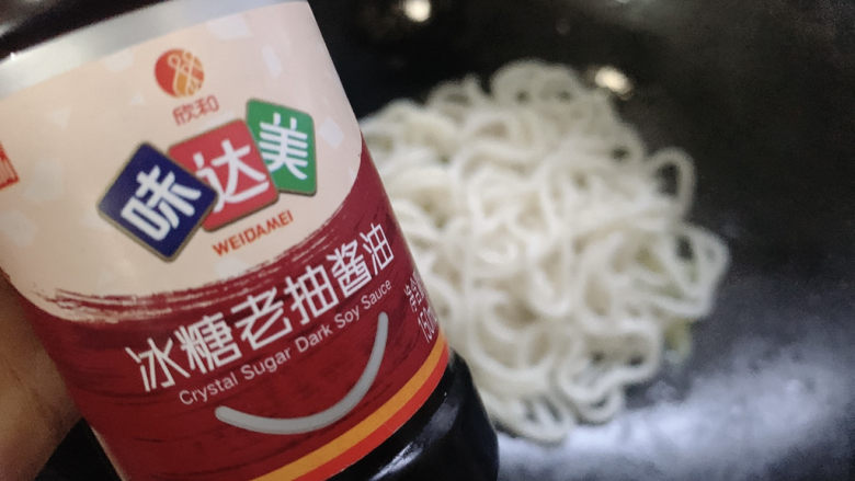 鸡蛋炒乌冬面,然后加适量的冰糖老抽酱油,颜色越深的越好。