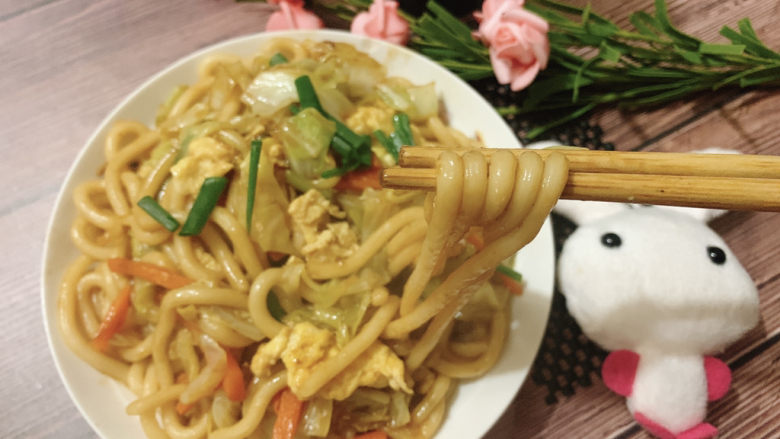 鸡蛋炒乌冬面,酱油鸡蛋炒乌冬,啊呜啊呜都进肚。