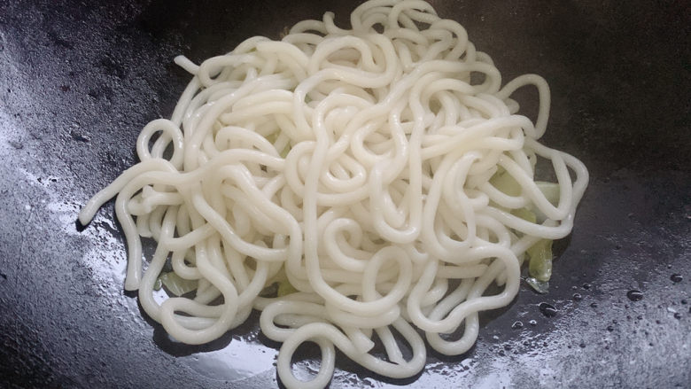 鸡蛋炒乌冬面,加入乌冬面,乌冬面可实现汆烫一下入锅