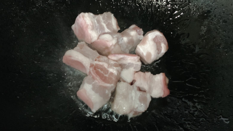 腐竹红烧肉,加入五花肉块