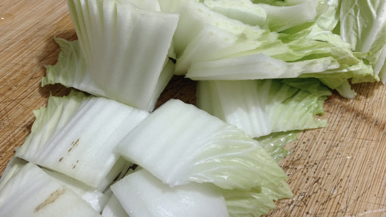 腊肉炒白菜,将白菜洗净,切成段。