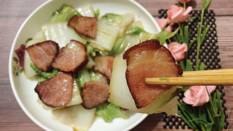 腊肉炒白菜,每每入冬就把腊肉拿出来做各种菜肴，腊肉真是个美食届里的记事小能手~