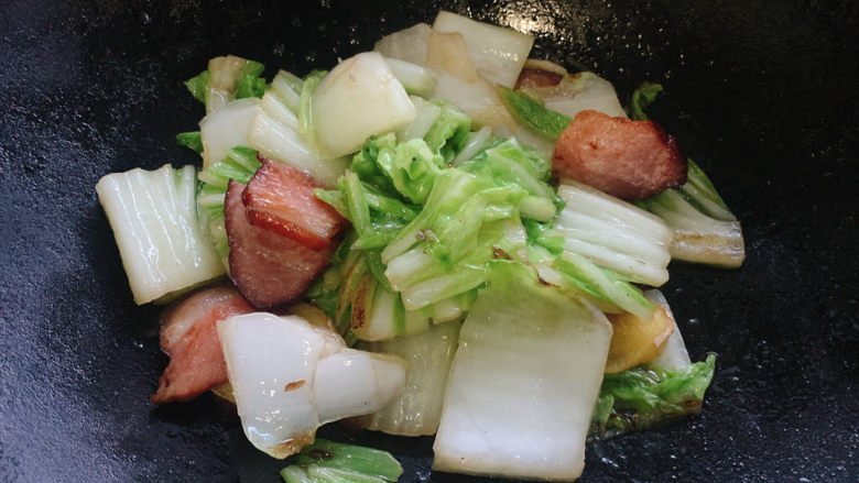 腊肉炒白菜,翻炒并加入适量清水,炒至白菜变软,即可出锅。