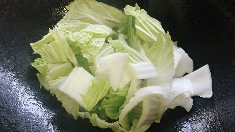 腊肉炒白菜,加入白菜段,小火翻炒