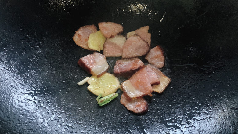 腊肉炒白菜,炒到腊肉表面,微微呈现焦褐状态。