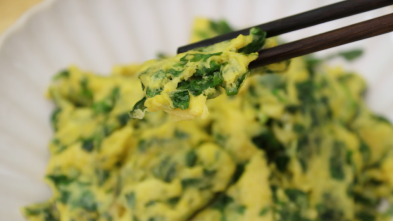 芹菜叶炒鸡蛋,色泽金黄,营养丰富