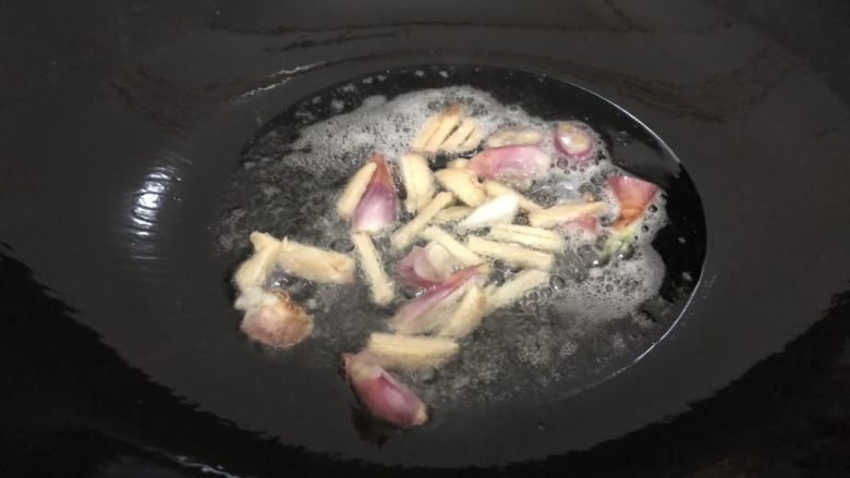 萝卜炖鸭肉,锅里下油,下姜葱爆一下
