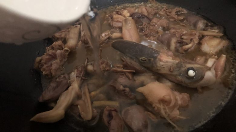 萝卜炖鸭肉,加入适量的水,盖盖炖(水量根据个人喜欢来加,个人喜欢软点的,加了满过鸭)