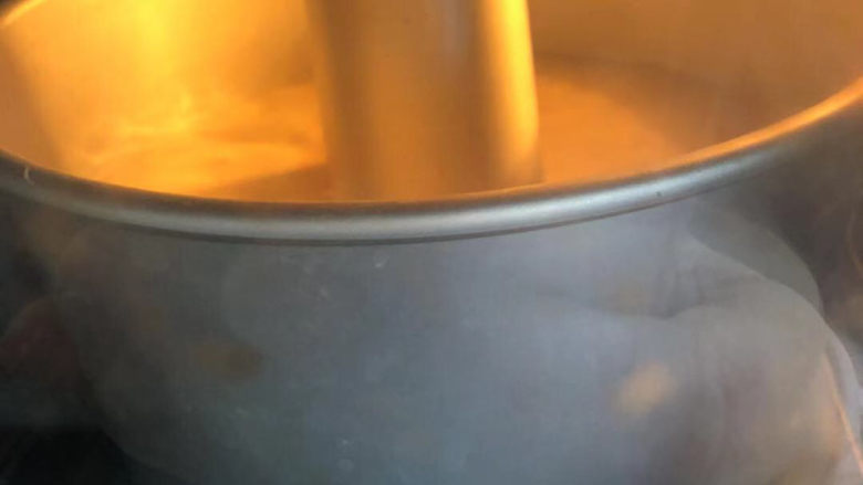 香蕉戚风,烤箱预热170度,烤约40分钟。