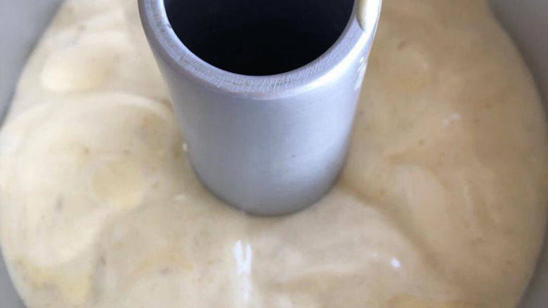 香蕉戚风,倒入模具,震出气泡。