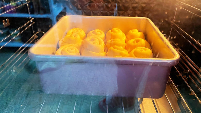 蜂蜜小面包,放入预热好的烤箱,上火170度,下火200度,下层烤20分钟,上色满意后加盖锡纸直到烤完