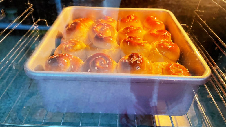 蜂蜜小面包,放回烤盘再烤3-5分钟,让其表面没那么湿,干燥一些,这个随自己喜好,可烤可不烤