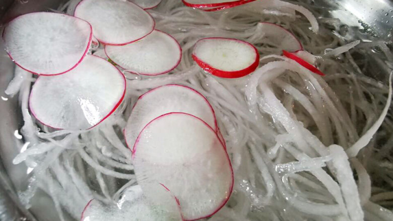 萝卜肉丸汤,萝卜丝泡水,再加上几片樱桃萝卜片