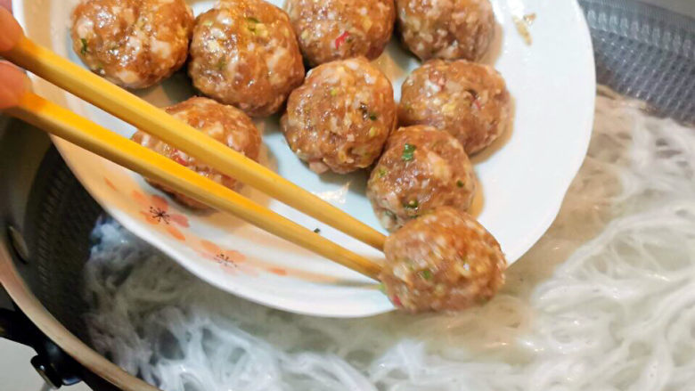 萝卜肉丸汤,锅中改中火,肉丸子依序下锅