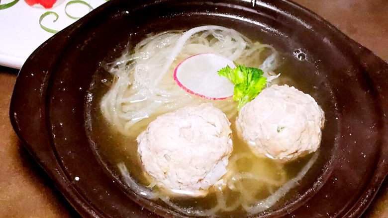萝卜肉丸汤,迅速装盘,可来点胡椒粉,上菜啦