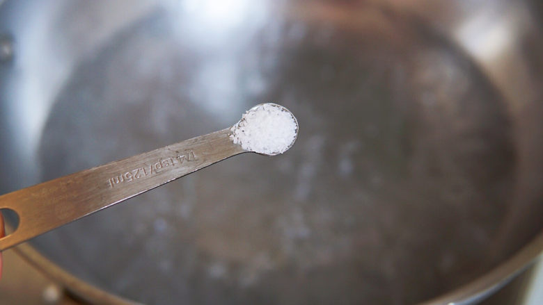 香辣鸭血,锅中水沸,加盐入底味