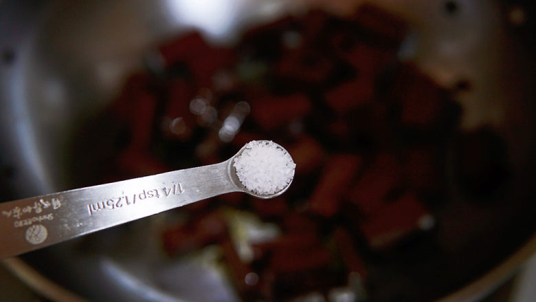 香辣鸭血,加盐调味,轻轻推炒至入味