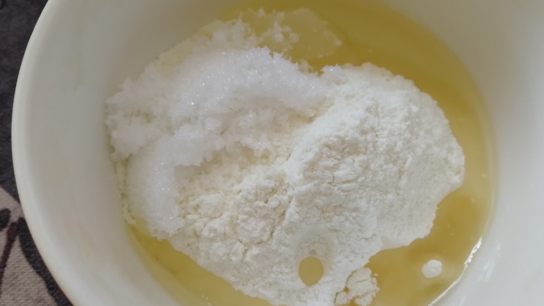 蜂蜜小面包,调一下脆底,碗里放面粉,糖,油。