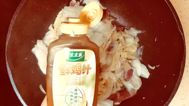 腊肉炒白菜,一直煸炒至熟,淋入少许鲜鸡汁