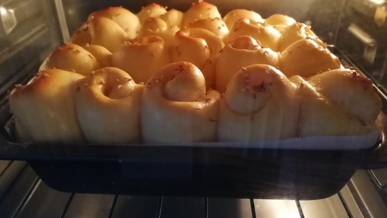蜂蜜小面包,放入烤箱中层,180度,20分钟。(注意观察颜色)