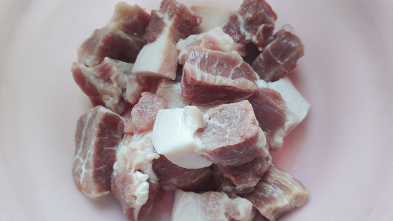 腐竹红烧肉,夹心肉洗净,切成合适的块儿