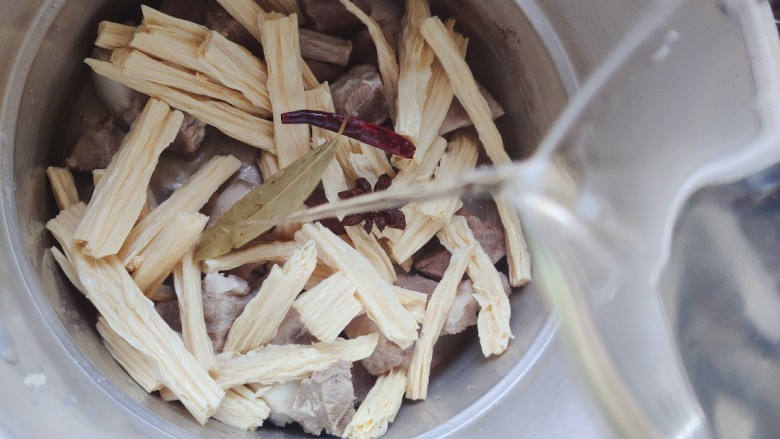 腐竹红烧肉,加适量清水,水量不用太多,以不没过食材为佳