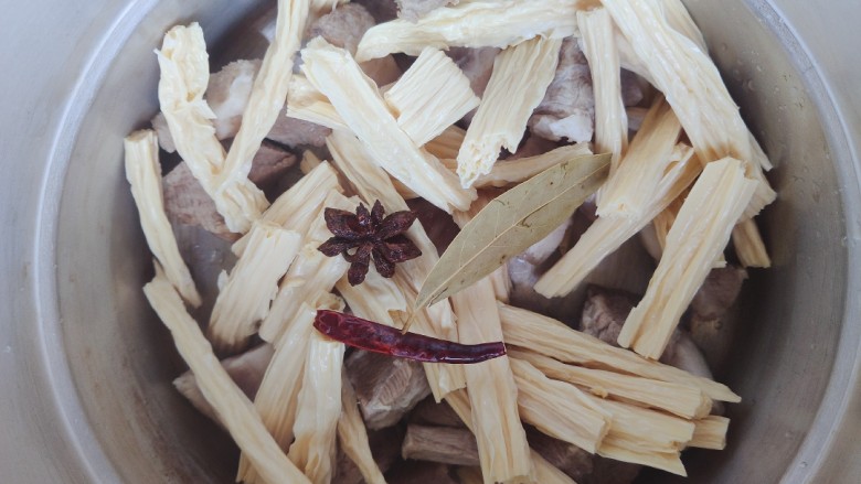 腐竹红烧肉,将肉块,腐竹,干红辣椒,八角,香叶一起放入高压锅内