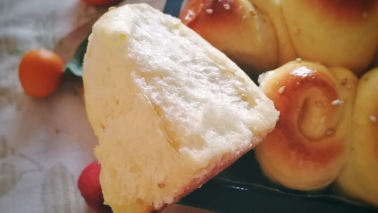 蜂蜜小面包,甜蜜的蜂蜜小面包,里面也很拉丝松软,早餐吃起来。