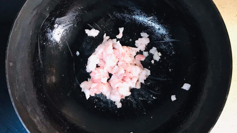 酱香三丁包,所有食材准备好,开始炒制酱一下,将肥肉加入锅里
